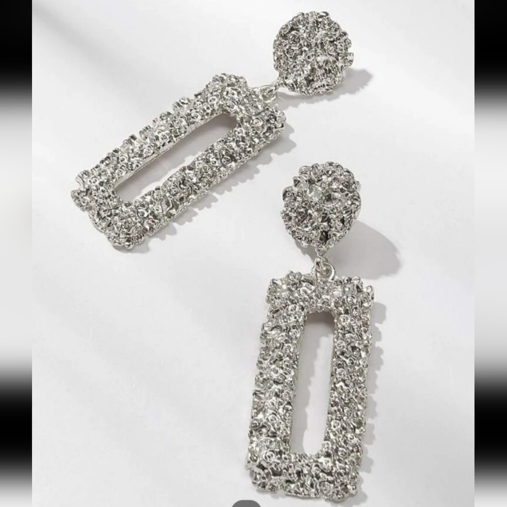 Hollow Out Geo Drop Earrings